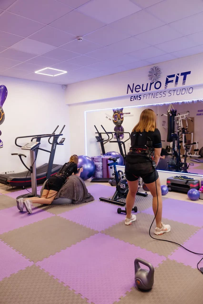 Зал студії NeuroFit із неоновою вивіскою